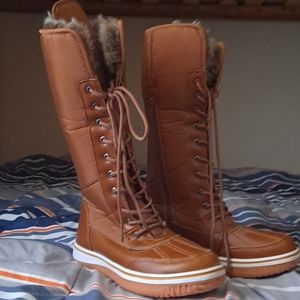 Snow boots